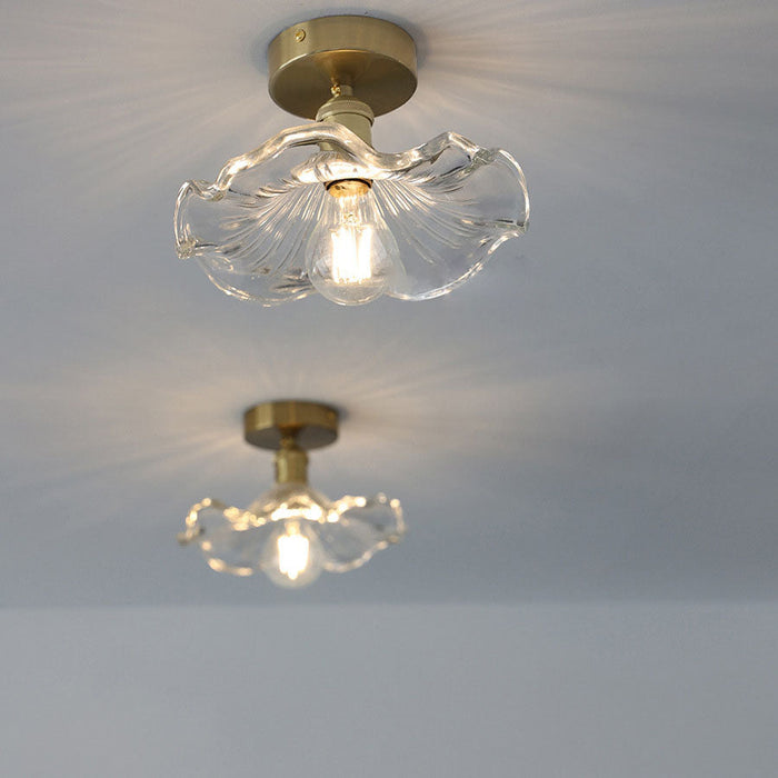 Glazen Plafondlamp In De Vorm Van Een Hibiscus