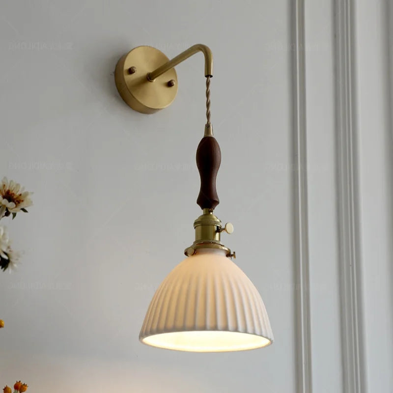 Nordic LED Wandlamp Keramiek & Koper met Walnoot Handvat