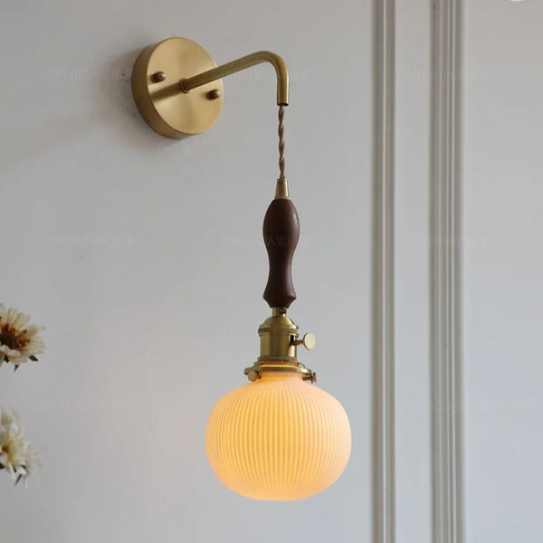 Nordic LED Wandlamp Keramiek & Koper met Walnoot Handvat