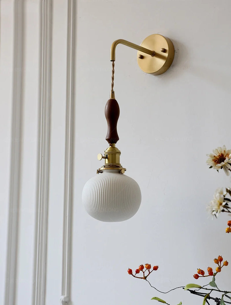 Nordic LED Wandlamp Keramiek & Koper met Walnoot Handvat