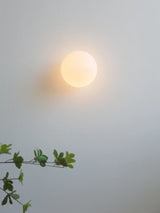 LumoSphere Witte Glasbol LED Wandlamp