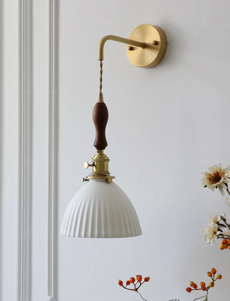 Nordic LED Wandlamp Keramiek & Koper met Walnoot Handvat