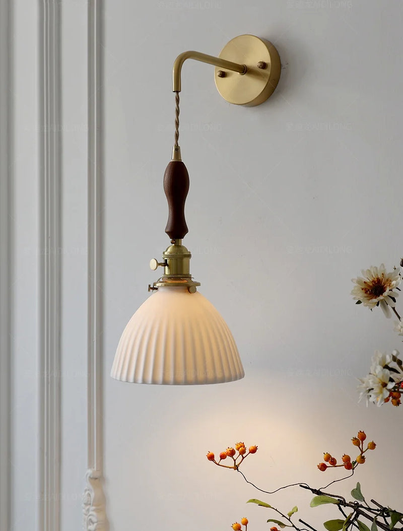 Nordic LED Wandlamp Keramiek & Koper met Walnoot Handvat