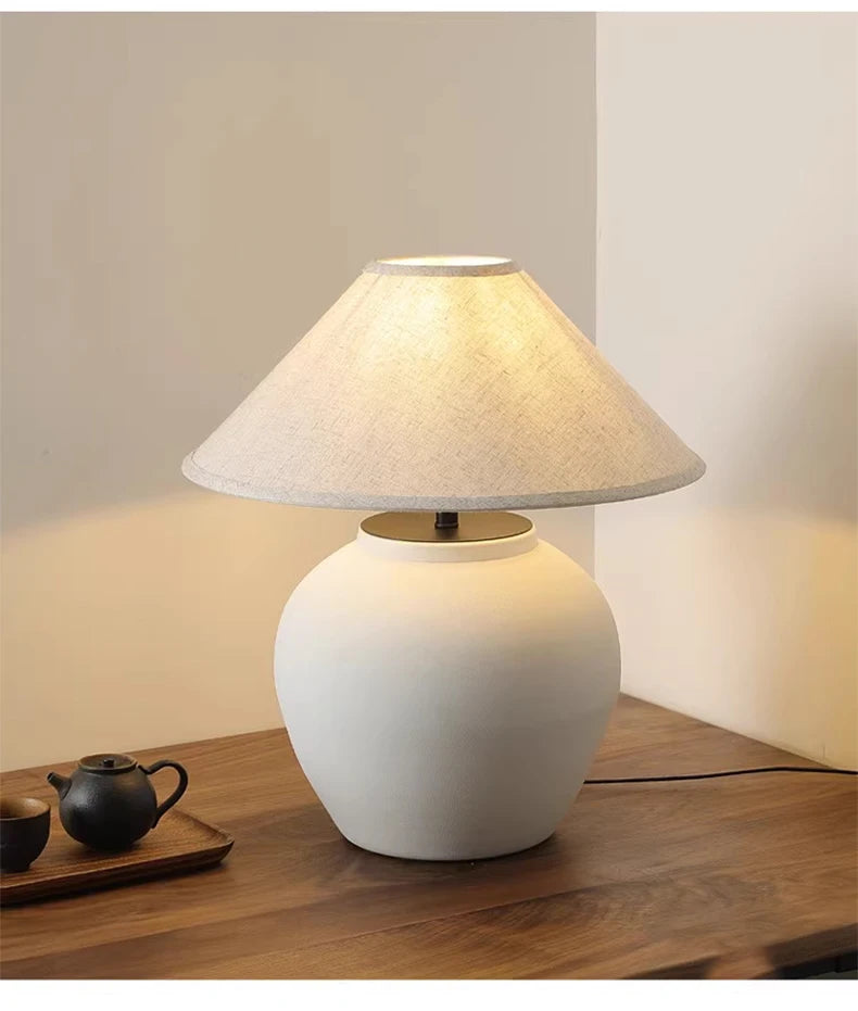 Nordic Wabi Sabi Keramische Tafellamp met Stoffen Kap – LED