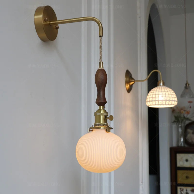 Nordic LED Wandlamp Keramiek & Koper met Walnoot Handvat