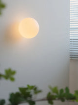 LumoSphere Witte Glasbol LED Wandlamp
