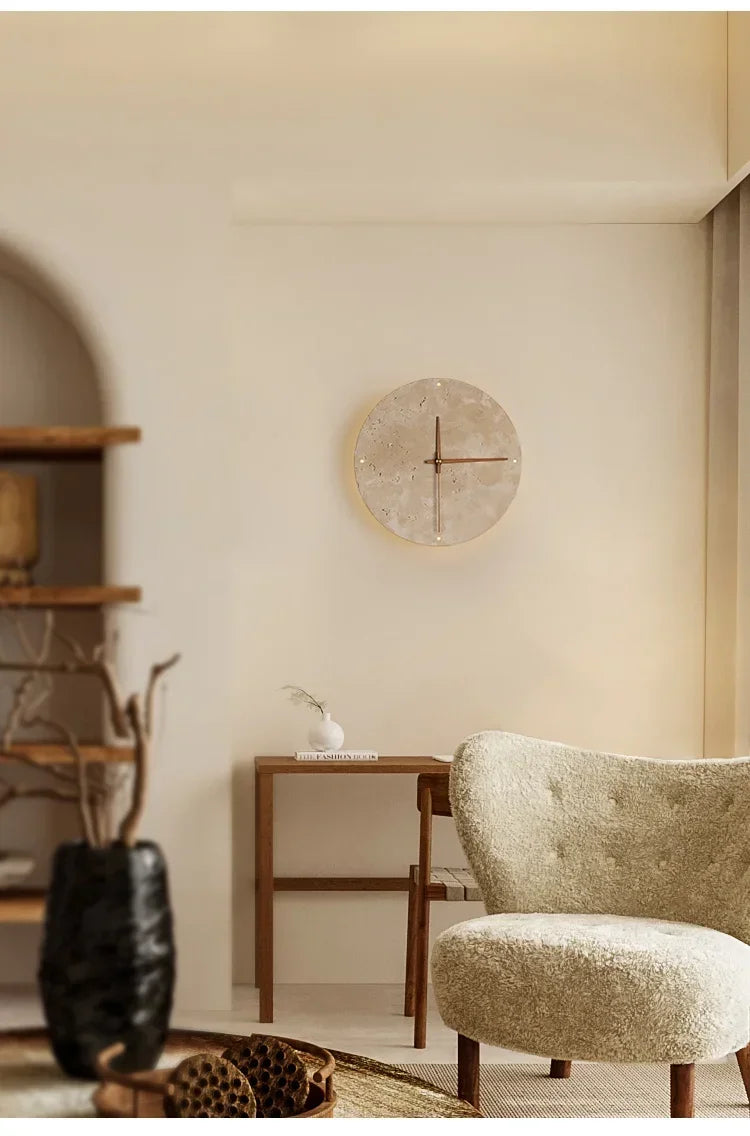 Travertin Wandlamp met Klok – LED Natuursteen Wabi-Sabi Design