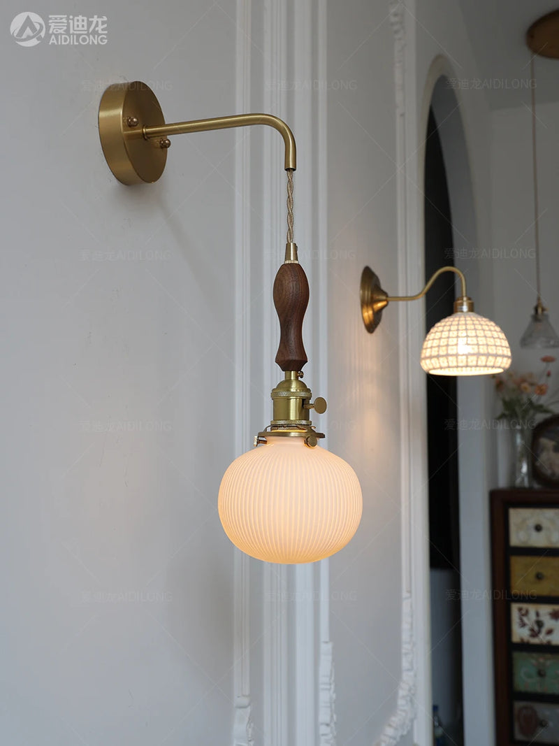 Nordic LED Wandlamp Keramiek & Koper met Walnoot Handvat