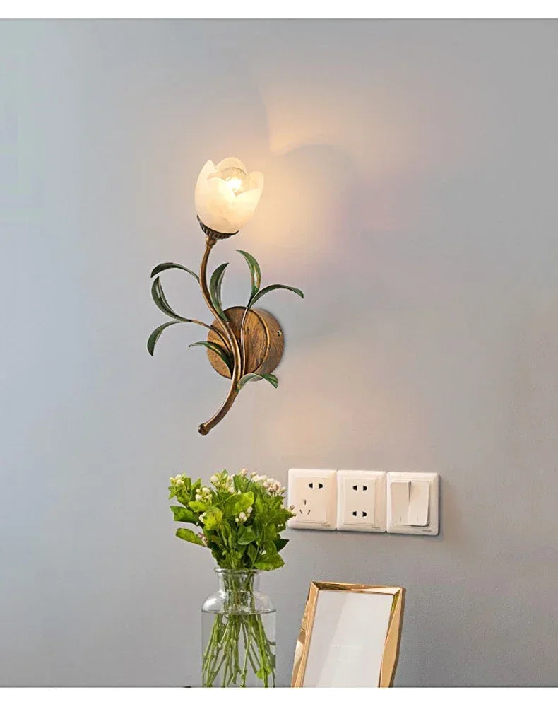 Franse Bloem Wandlamp – Vintage Glas & Metaal LED Bedlamp